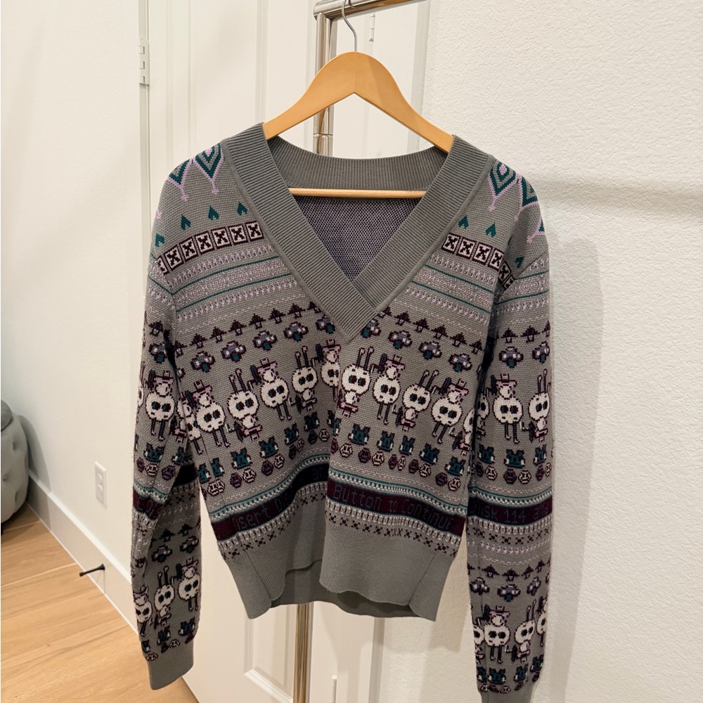 Stylish Gray Patterned V-Neck Sweater - image 1